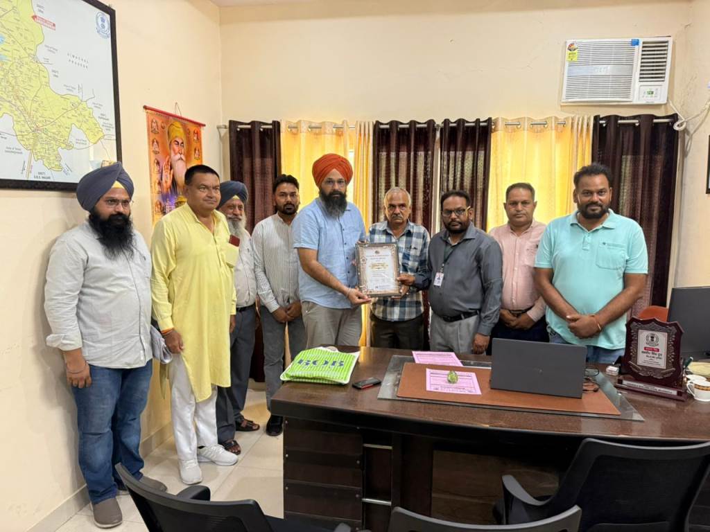 नेत्रदान जागरूकता के लिए तहसीलदार लवदीप सिंह धूत के साथ मीटिंग